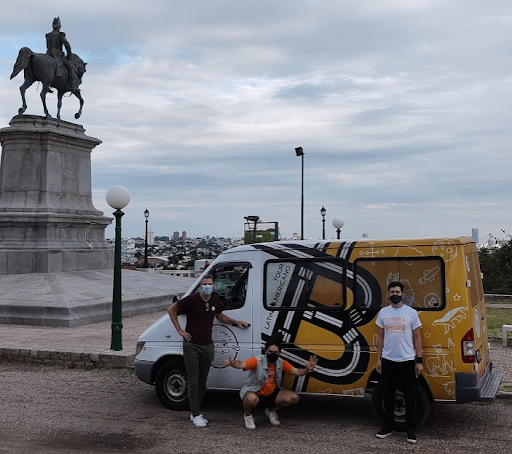 La Bitcoineta, Rodrigo, Ariel, y de fondo, el Libertador San Martín y la ciudad de Córdoba